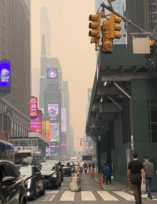 Time Square-NYC Under Smoke from Canada s Fires. (NEW) Time Square-NYC Under Smoke from Canada s Fires. June 7, 2023, New York, USA: The entire air of New York City has been polluted with smoke coming from Canada causing New Yorkers and tourists at Times Square to mask up to prevent being contaminated. The air quality in New York City index as of today (07) is currently at 162. Smoke from Canada™s fires has periodically engulfed the Northeast and Mid-Atlantic for more than a week, raising concerns over the harms of persistent poor air quality. Credit: Niyi Fote Thenews2 (Foto: Niyi Fote Thenews2 imago images) Time Square-NYC Under Smoke from Canada s Fires. Copyright: xNiyixFotex