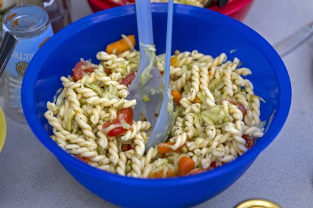 08.06.2023, Grillen auf dem Balkon, die Grillsaucen, Salate und Besteck liegen am Tisch bereit. Hier der Nudelsalat. 08.06.2023, Grillen 08.06.2023, Grillen