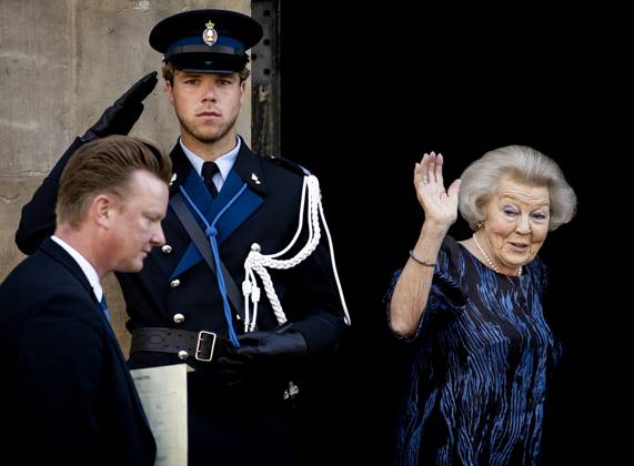 Niederlande, Verleihung der Zilveren Anjer in Amsterdam AMSTERDAM - Princess Beatrix arrives at the Royal Palace for the presentation of the Silver Carnations. This year the Silver Carnations were awarded to Trudy and Willem van Riemsdijk, Wesley Sekewael and Eef Arnolds. ANP KOEN VAN WEEL netherlands out - belgium out  Copyright: xx x471199741x originalFilename: 471199741.jpg