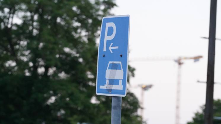 11.06.2023; Düsseldorf, Nordrhein-Westfalen, Deutschland, Europa - Parkschilder am Straßenrand, Verkehrsschild, Verkehr, Regelung, Auto, Straße, Parken, Parkscheibe, Mobiltät, Parkschild