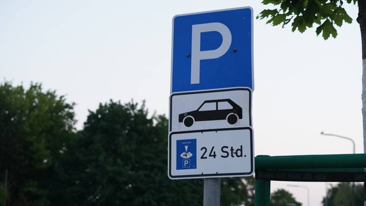 11.06.2023; Düsseldorf, Nordrhein-Westfalen, Deutschland, Europa - Parkschilder am Straßenrand, Verkehrsschild, Verkehr, Regelung, Auto, Straße, Parken, Parkscheibe, Mobiltät, Parkschild