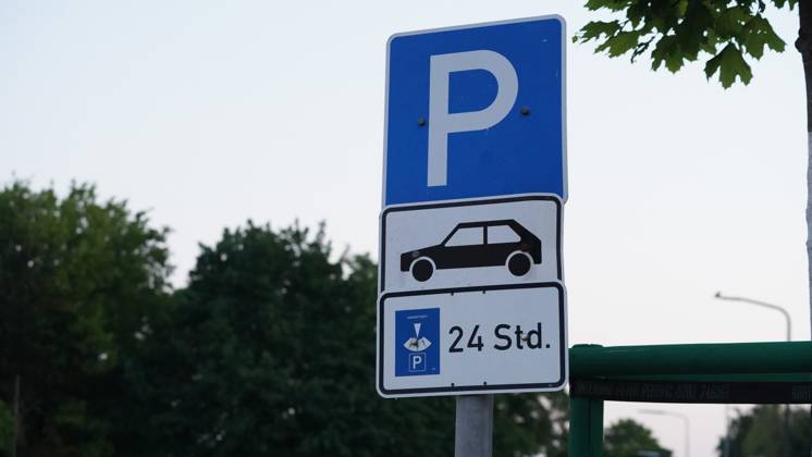 11.06.2023; Düsseldorf, Nordrhein-Westfalen, Deutschland, Europa - Parkschilder am Straßenrand, Verkehrsschild, Verkehr, Regelung, Auto, Straße, Parken, Parkscheibe, Mobiltät, Parkschild