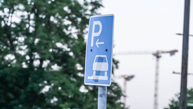 11.06.2023; Düsseldorf, Nordrhein-Westfalen, Deutschland, Europa - Parkschilder am Straßenrand, Verkehrsschild, Verkehr, Regelung, Auto, Straße, Parken, Parkscheibe, Mobiltät, Parkschild