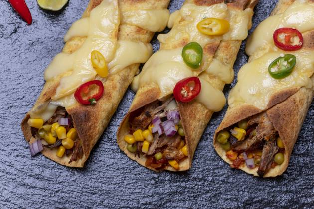 IMAGO Creative, Food, Enchiladas Übersicht über Enchiladas auf Schiefer Übersicht über Enchiladas auf Schiefer Copyright: xZoonar.com BerndxJuergensx 14716252