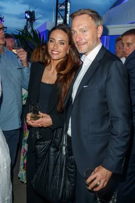 Party - Bertelsmann Christian Lindner mit Ehefrau Franca Lehfeldt bei der Bertelsmann Party 2023 in der Bertelsmann Hauptstadtrepräsentanz am 15.06.2023 in Berlin. Copyright: xEventpressxKochanx