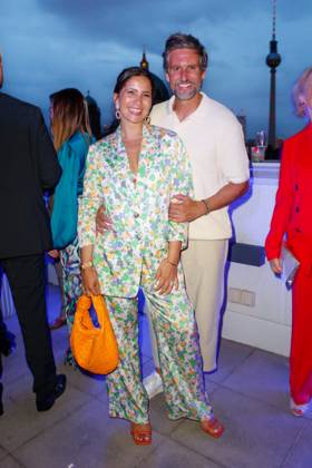 Party - Bertelsmann Tom Beck mit Ehefrau Chryssanthi Kavazi bei der Bertelsmann Party 2023 in der Bertelsmann Hauptstadtrepräsentanz am 15.06.2023 in Berlin. Copyright: xEventpressxKochanx
