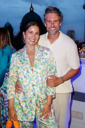 Party - Bertelsmann Tom Beck mit Ehefrau Chryssanthi Kavazi bei der Bertelsmann Party 2023 in der Bertelsmann Hauptstadtrepräsentanz am 15.06.2023 in Berlin. Copyright: xEventpressxKochanx