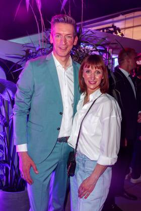 Party - Bertelsmann Steffen Hallaschka mit Ehefrau Anne-Katrin Hallaschka bei der Bertelsmann Party 2023 in der Bertelsmann Hauptstadtrepräsentanz am 15.06.2023 in Berlin. Copyright: xEventpressxKochanx