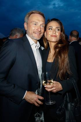 Party - Bertelsmann Christian Lindner mit Ehefrau Franca Lehfeldt bei der Bertelsmann Party 2023 in der Bertelsmann Hauptstadtrepräsentanz am 15.06.2023 in Berlin. Copyright: xEventpressxKochanx