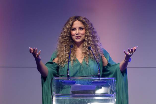 Komikerin Enissa Amani kommt zur Verleihung des Grimme Online Awards 2023 in der Kölner Flora. Der Grimme Online Award (GOA) gilt als wichtigste Auszeichnung für Publizistik im Internet, die die seit 2001 vom Grimme-Institut, das auch den renommierten Fernsehpreis Grimme-Preis verleiht, vergeben wird. Köln, 15.06.2023 NRW Deutschland Copyright: xDwixAnoraganingrumx
