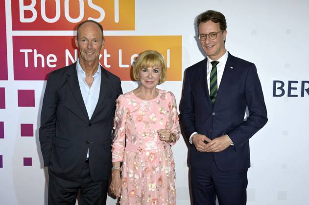 Thomas Rabe, Liz Mohn und Hendrik Wüst bei der Bertelsmann Party 2023 in der Bertelsmann Repräsentanz Unter den Linden. Berlin, 15.06.2023