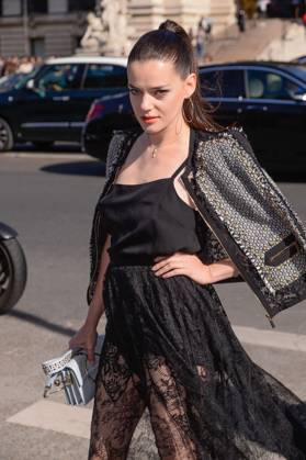 PFW Elie Saab Arrivals A guest attending the Elie Saab Fashion Show during Paris Fashion Week Womenswear Spring - Summer 2019 held in Paris, France on September 29, 2018. Photo by Julien Reynaud APS-Medias ABACAPRESS.COM Paris France Copyright: xReynaudxJulien APS-Medias ABACAx 653432_029 ReynaudxJulien APS-Medias ABACAx 653432_029