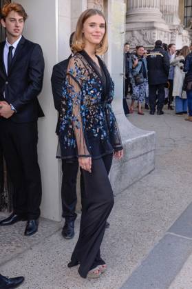 PFW Elie Saab Arrivals A guest attending the Elie Saab Fashion Show during Paris Fashion Week Womenswear Spring - Summer 2019 held in Paris, France on September 29, 2018. Photo by Julien Reynaud APS-Medias ABACAPRESS.COM Paris France Copyright: xReynaudxJulien APS-Medias ABACAx 653432_053 ReynaudxJulien APS-Medias ABACAx 653432_053