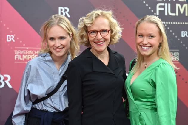 Die Schauspielerin Juliane Koehler (M) kommt mit ihren Toechtern Fanny und Jette. Roter Teppich,Red Carpet,Bayerischer Filmpreis 2023 am 16.06.2023 im Prinzregententheater in Muenchen.
