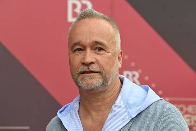 Schauspieler Thomas Darchinger, Einzelbild,angeschnittenes Einzelmotiv,Portraet,Portrait,Porträt. Roter Teppich,Red Carpet,Bayerischer Filmpreis 2023 am 16.06.2023 im Prinzregententheater in Muenchen.