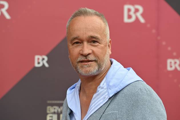 Schauspieler Thomas Darchinger, Einzelbild,angeschnittenes Einzelmotiv,Portraet,Portrait,Porträt. Roter Teppich,Red Carpet,Bayerischer Filmpreis 2023 am 16.06.2023 im Prinzregententheater in Muenchen.