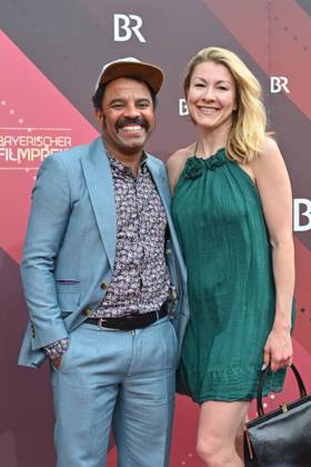 Simon Pearce mit Genija Rykova, Roter Teppich,Red Carpet,Bayerischer Filmpreis 2023 am 16.06.2023 im Prinzregententheater in Muenchen.