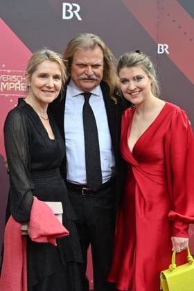 Der Musikproduzent Leslie Mandoki (M) kommt mit seiner Frau Eva (l) und seiner Tochter Lara (r). Roter Teppich,Red Carpet,Bayerischer Filmpreis 2023 am 16.06.2023 im Prinzregententheater in Muenchen.