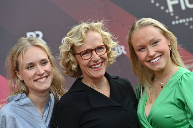 Die Schauspielerin Juliane Koehler (M) kommt mit ihren Toechtern Fanny und Jette. Roter Teppich,Red Carpet,Bayerischer Filmpreis 2023 am 16.06.2023 im Prinzregententheater in Muenchen.