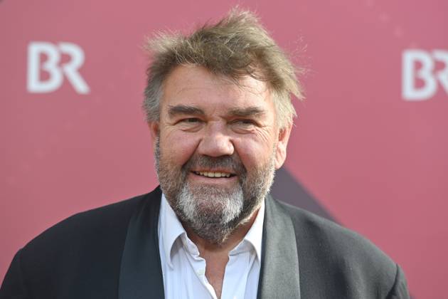 Peter RAPPENGLUECK (Schauspieler), Einzelbild,angeschnittenes Einzelmotiv,Portraet,Portrait,Porträt Roter Teppich,Red Carpet,Bayerischer Filmpreis 2023 am 16.06.2023 im Prinzregententheater in Muenchen.