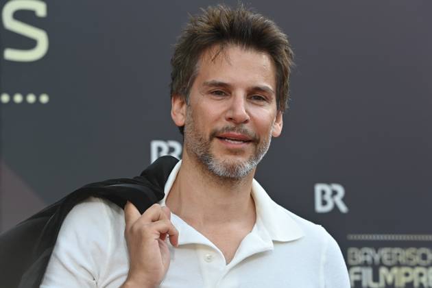 Florian Odendahl (Schasuspieler), Einzelbild,angeschnittenes Einzelmotiv,Portraet,Portrait,Porträt. Roter Teppich,Red Carpet,Bayerischer Filmpreis 2023 am 16.06.2023 im Prinzregententheater in Muenchen.