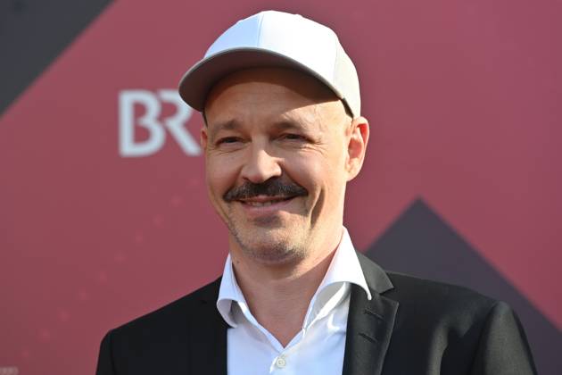 Karsten Dahlem (Regisseur), Einzelbild,angeschnittenes Einzelmotiv,Portraet,Portrait,Porträt. Roter Teppich,Red Carpet,Bayerischer Filmpreis 2023 am 16.06.2023 im Prinzregententheater in Muenchen.