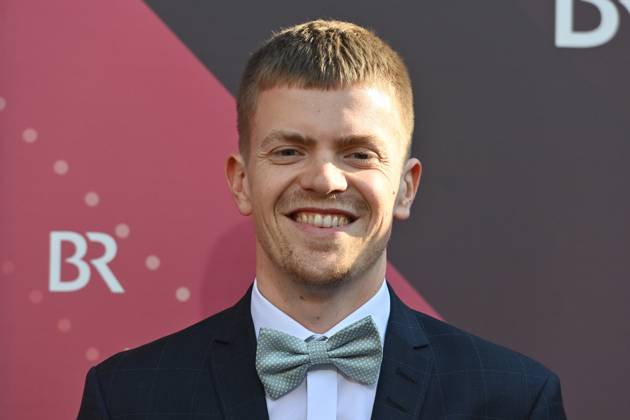 Ferdinand HOFER (Schauspieler), Einzelbild,angeschnittenes Einzelmotiv,Portraet,Portrait,Porträt Roter Teppich,Red Carpet,Bayerischer Filmpreis 2023 am 16.06.2023 im Prinzregententheater in Muenchen.