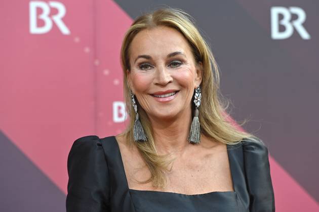 Caroline BEIL (Moderatorin), Einzelbild,angeschnittenes Einzelmotiv,Portraet,Portrait,Porträt. Roter Teppich,Red Carpet,Bayerischer Filmpreis 2023 am 16.06.2023 im Prinzregententheater in Muenchen.
