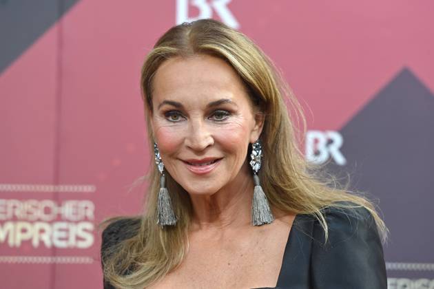 Caroline BEIL (Moderatorin), Einzelbild,angeschnittenes Einzelmotiv,Portraet,Portrait,Porträt. Roter Teppich,Red Carpet,Bayerischer Filmpreis 2023 am 16.06.2023 im Prinzregententheater in Muenchen.