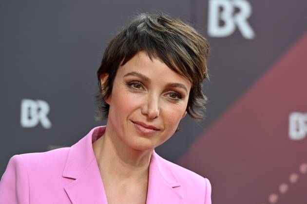 Julia KOSCHITZ (Schauspielerin), Einzelbild,angeschnittenes Einzelmotiv,Portraet,Portrait,Porträt. Roter Teppich,Red Carpet,Bayerischer Filmpreis 2023 am 16.06.2023 im Prinzregententheater in Muenchen.