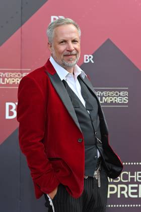 Sven Oliver Mueller (Produzent und Showrunner), Einzelbild,angeschnittenes Einzelmotiv,Halbfigur,halbe Figur. Roter Teppich,Red Carpet,Bayerischer Filmpreis 2023 am 16.06.2023 im Prinzregententheater in Muenchen.