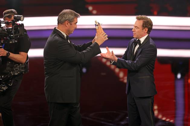 Markus Söder und Michael Bully Herbig Verleihung Bayerischer Filmpreis 2022 Bayerischer Ministerpräsident Dr. Markus Söder (li.) übergibt Michael Bully Herbig den Ehrenpreis. Verleihung des 44. Bayerischen Filmpreises 2022 am 16.06.2023 im Münchner Prinzregententheater. München, Bayern, Deutschland.
