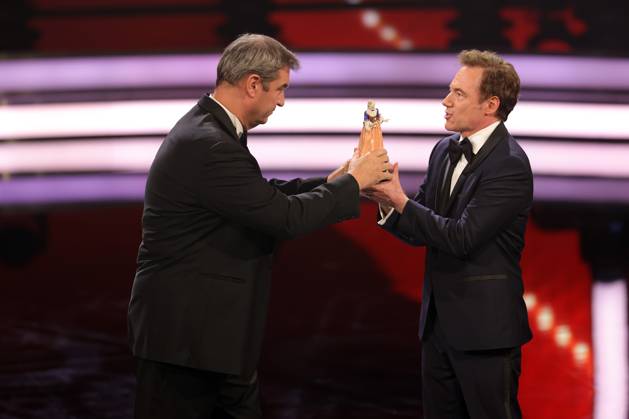 Markus Söder und Michael Bully Herbig Verleihung Bayerischer Filmpreis 2022 Bayerischer Ministerpräsident Dr. Markus Söder (li.) übergibt Michael Bully Herbig den Ehrenpreis. Verleihung des 44. Bayerischen Filmpreises 2022 am 16.06.2023 im Münchner Prinzregententheater. München, Bayern, Deutschland.