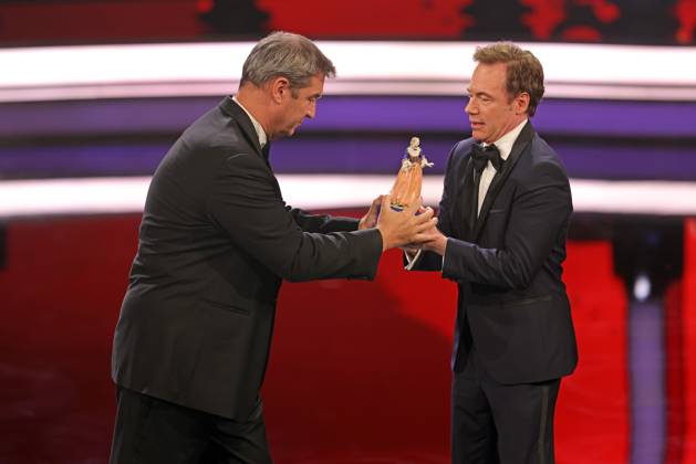 Markus Söder und Michael Bully Herbig Verleihung Bayerischer Filmpreis 2022 Bayerischer Ministerpräsident Dr. Markus Söder (li.) übergibt Michael Bully Herbig den Ehrenpreis. Verleihung des 44. Bayerischen Filmpreises 2022 am 16.06.2023 im Münchner Prinzregententheater. München, Bayern, Deutschland.