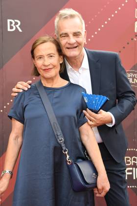 Heinrich Scharfmeister mit Ehefrau Verleihung des Bayerischen Filmpreis 22 Ehrung, Auszeichnung, Preis Prinzregenten Theater München 16. Juni 2023