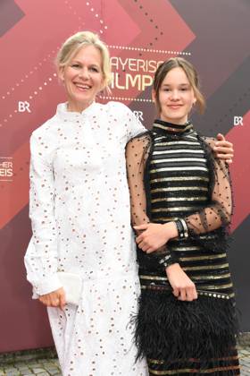 Katharina Schwarz und Rosalie Darchinger Verleihung des Bayerischen Filmpreis 22 Ehrung, Auszeichnung, Preis Prinzregenten Theater München 16. Juni 2023