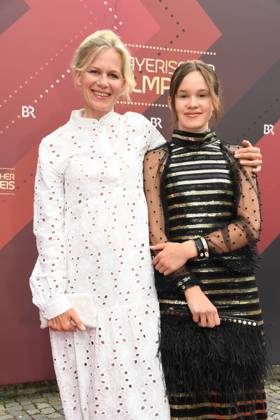 Katharina Schwarz und Rosalie Darchinger Verleihung des Bayerischen Filmpreis 22 Ehrung, Auszeichnung, Preis Prinzregenten Theater München 16. Juni 2023