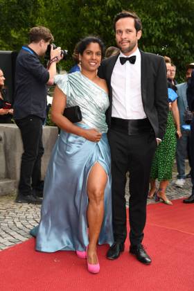 Martin Hagen (FDF) mit Ehefrau Anisha Verleihung des Bayerischen Filmpreis 22 Ehrung, Auszeichnung, Preis Prinzregenten Theater München 16. Juni 2023