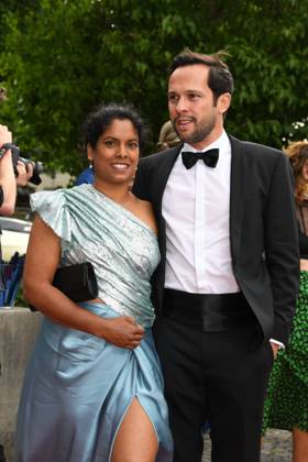 Martin Hagen (FDF) mit Ehefrau Anisha Verleihung des Bayerischen Filmpreis 22 Ehrung, Auszeichnung, Preis Prinzregenten Theater München 16. Juni 2023
