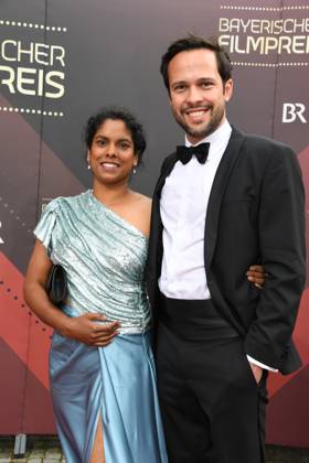 Martin Hagen (FDF) mit Ehefrau Anisha Verleihung des Bayerischen Filmpreis 22 Ehrung, Auszeichnung, Preis Prinzregenten Theater München 16. Juni 2023