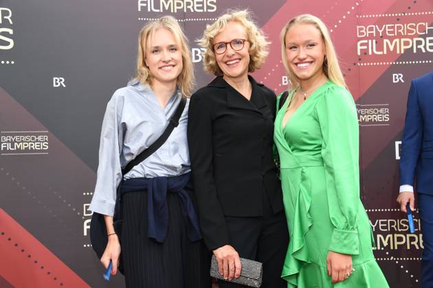 Juliane Koehler mit ihren Töchter Fanny und Jette Verleihung des Bayerischen Filmpreis 22 Ehrung, Auszeichnung, Preis Prinzregenten Theater München 16. Juni 2023