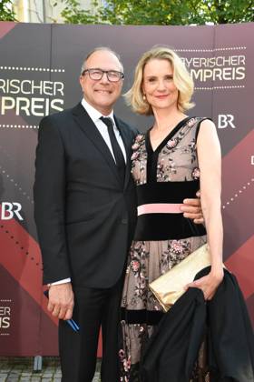 Alexander Hold mit Ehefrau Michaela Verleihung des Bayerischen Filmpreis 22 Ehrung, Auszeichnung, Preis Prinzregenten Theater München 16. Juni 2023
