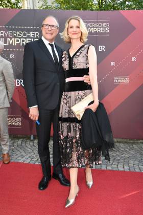Alexander Hold mit Ehefrau Michaela Verleihung des Bayerischen Filmpreis 22 Ehrung, Auszeichnung, Preis Prinzregenten Theater München 16. Juni 2023