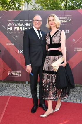 Alexander Hold mit Ehefrau Michaela Verleihung des Bayerischen Filmpreis 22 Ehrung, Auszeichnung, Preis Prinzregenten Theater München 16. Juni 2023