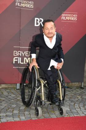 Erwin Aljukic Verleihung des Bayerischen Filmpreis 22 Ehrung, Auszeichnung, Preis Prinzregenten Theater München 16. Juni 2023