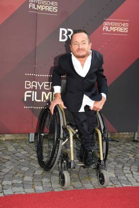 Erwin Aljukic Verleihung des Bayerischen Filmpreis 22 Ehrung, Auszeichnung, Preis Prinzregenten Theater München 16. Juni 2023