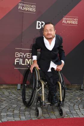 Erwin Aljukic Verleihung des Bayerischen Filmpreis 22 Ehrung, Auszeichnung, Preis Prinzregenten Theater München 16. Juni 2023