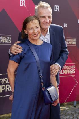 Heinrich Schafmeister mit Ehefrau Jutta Schafmeister bei der Verleihung des 44. Bayerischen Filmpreises 2022 im Prinzregententheater. München, 16.06.2023