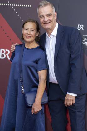 Heinrich Schafmeister mit Ehefrau Jutta Schafmeister bei der Verleihung des 44. Bayerischen Filmpreises 2022 im Prinzregententheater. München, 16.06.2023