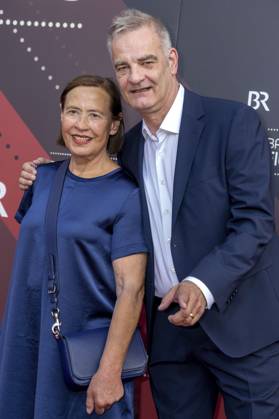 Heinrich Schafmeister mit Ehefrau Jutta Schafmeister bei der Verleihung des 44. Bayerischen Filmpreises 2022 im Prinzregententheater. München, 16.06.2023